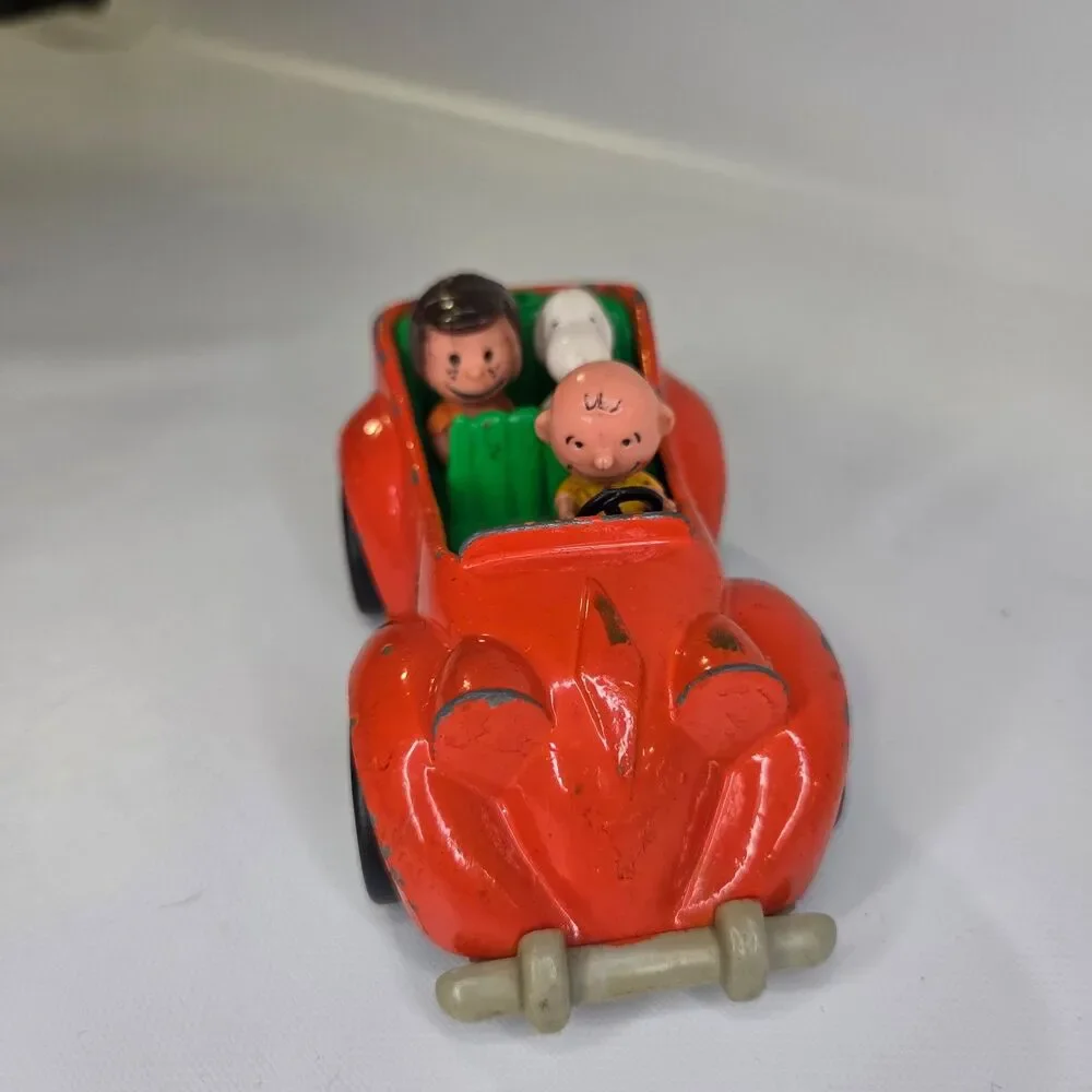 Vintage 1986 Aviva Snoopy's Family Car Peanuts Die Cast Metal Car Charlie Brown